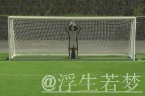 C罗挑战机器人守门员,射门频频被挡出,最后抓住漏洞进球 C罗挑战机器人守门员,射门频频被挡出,最后抓住漏洞进球