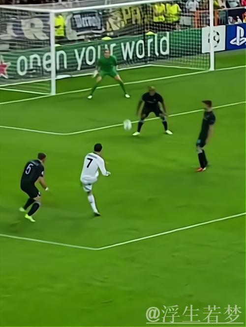 C罗挑战机器人守门员,射门频频被挡出,最后抓住漏洞进球 C罗挑战机器人守门员,射门频频被挡出,最后抓住漏洞进球